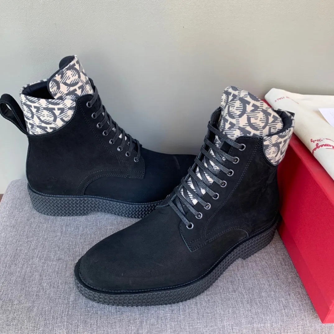 [Ferragamo] Top P: 1000💰 Number of yards: 39~44 (38.45 custom-made, non-returnable) Ferragamo winter series, original 1:1 development, casual men's short boots. Made with heavy investment, shoes and boots are made of imported cowhide + imported Ferragamo special fabric. Black cowhide lining that is not easily deformed. Wear-resistant rubber outsole, black cowhide, black open edge beads, black frosted, brown suede. Factory craftsmanship, perfect products are only prepared for you who know taste! Any comparison is welcome!